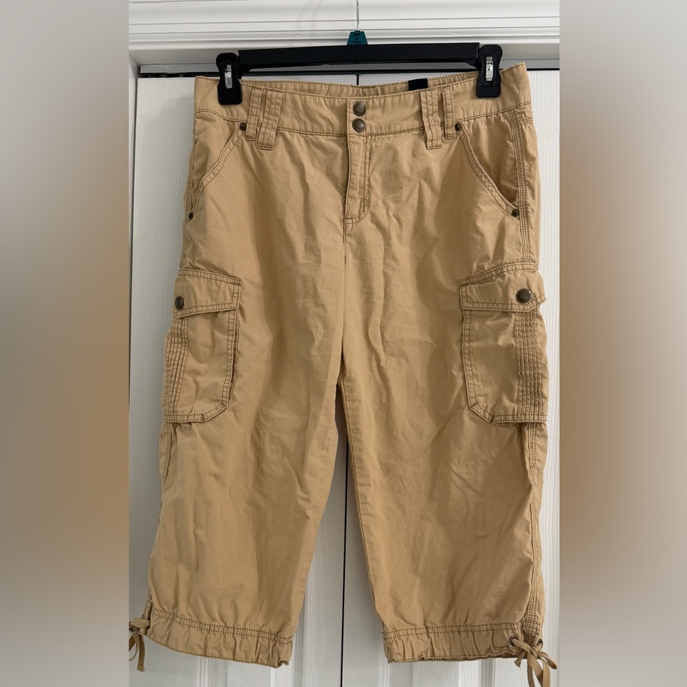 Woman’s short cargo pants size 10